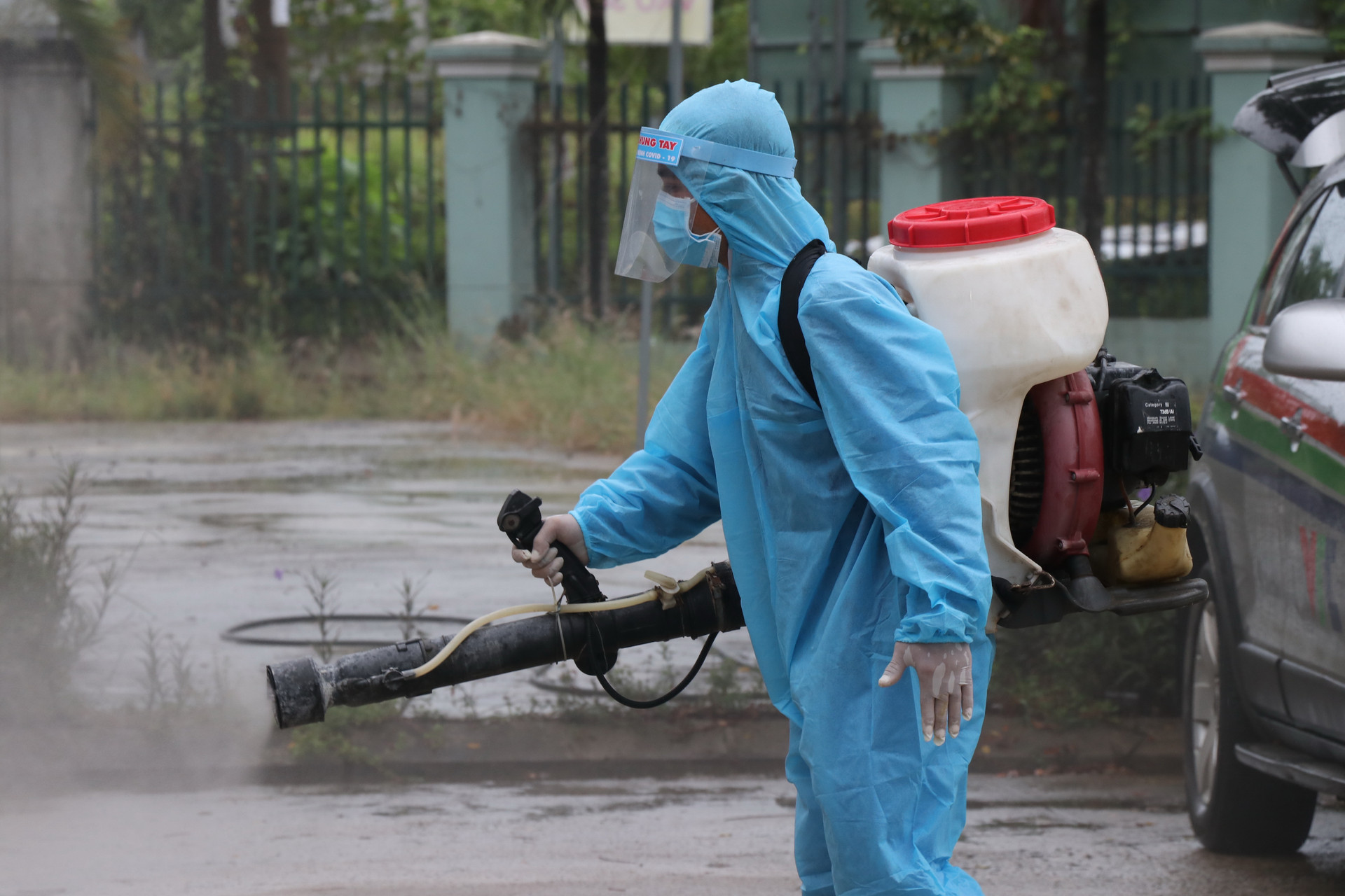Nhân viên phòng chống dịch phun khử khuẩn quanh Bệnh viện dã chiến Hòa Vang. Ảnh Bình Nguyên.