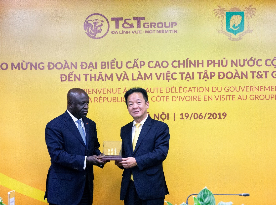 Chủ tịch HĐQT kiêm Tổng Giám đốc Tập đoàn T&T Group Đỗ Quang Hiển trao quà lưu niệm cho Bộ trưởng Bộ Ngoại giao Bờ Biển Ngà Marcel Amon Tanoh nhân dịp Bộ trưởng đến thăm và làm việc tại T&T Group năm 2019.