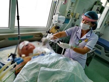 Các y bác sĩ ở Bệnh viện đa khoa Đà Nẵng đang nỗ lực điều trị, chăm sóc bệnh nhân (ảnh: Sở Thông tin & Truyền thông Đà Nẵng cung cấp).