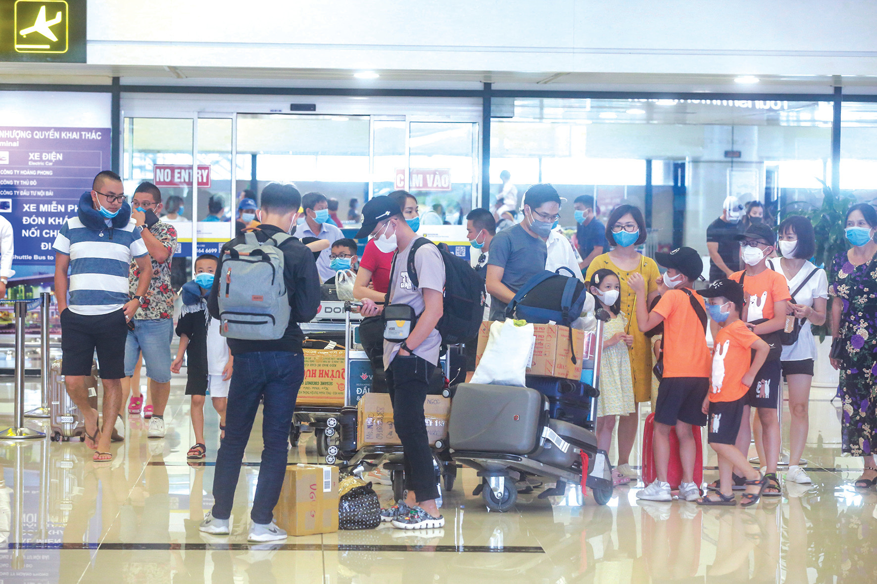 Du khách từ Đà Nẵng về Hà Nội tại sân bay Nội Bài.