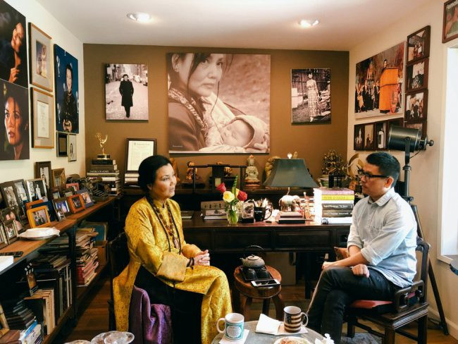 Nhà phê bình điện ảnh Lê Hồng Lâm gặp gỡ diễn viên Kiều Chinh tại Mỹ để phỏng vấn cho cuốn sách “Người tình không chân dung”.