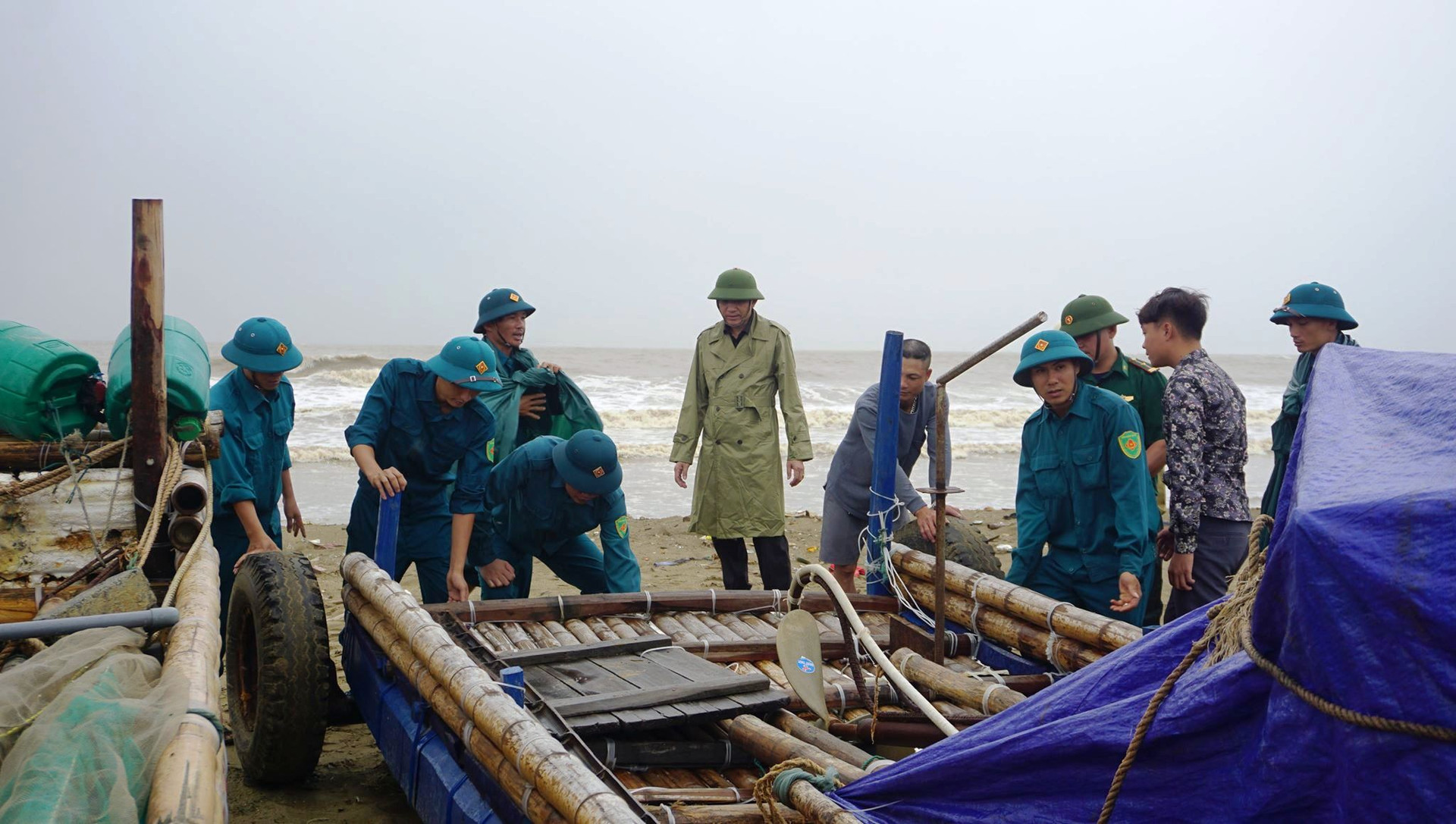 Lực lượng chức năng hỗ trợ ngư dân chống bão.