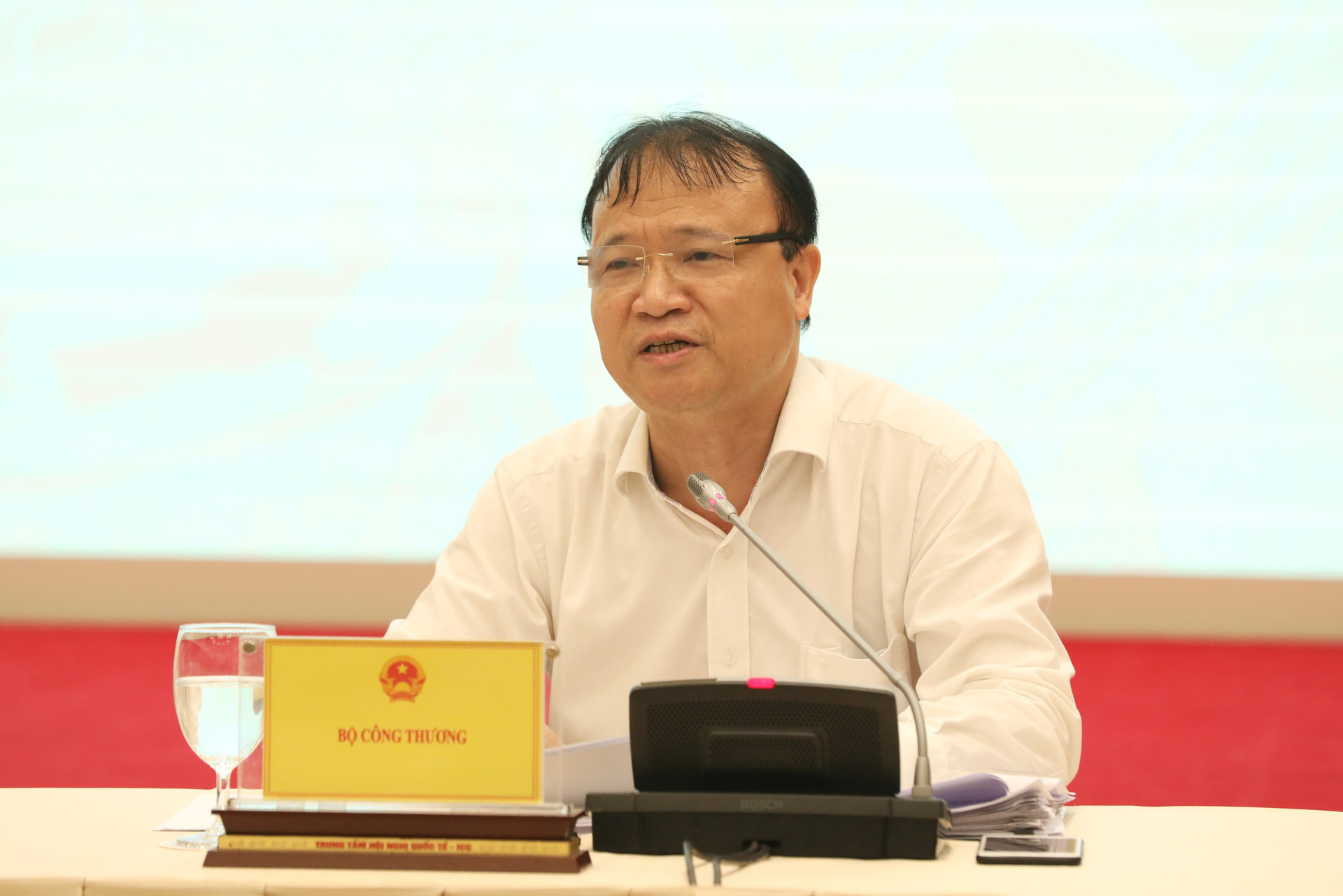 Thứ trưởng Đỗ Thắng Hải bày tỏ chia sẻ với bức xúc của khách hàng dùng điện khi tiền điện tăng cao- Ảnh: Quang Vinh