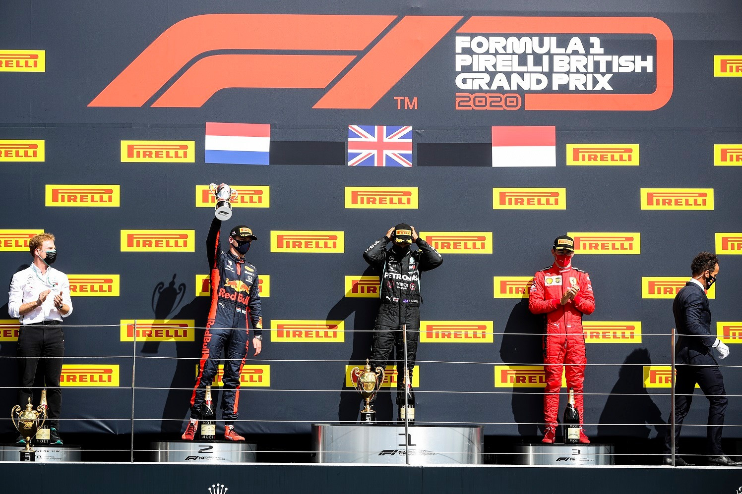 Các tay đua tại bục vinh quang – Lewis Hamilton, Max Verstappen, Charles Leclerc.