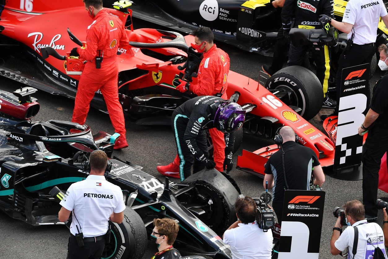 Lewis Hamilton đang kiểm tra lốp xe bị hư hỏng của mình sau chặng đua