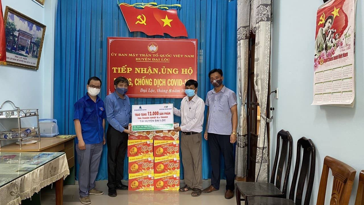 12.000 sản phẩm Trà Thanh Nhiệt Dr Thanh cũng được trao tặng đến chính quyền và người dân huyện Đại Lộc ngay trong sáng nay.