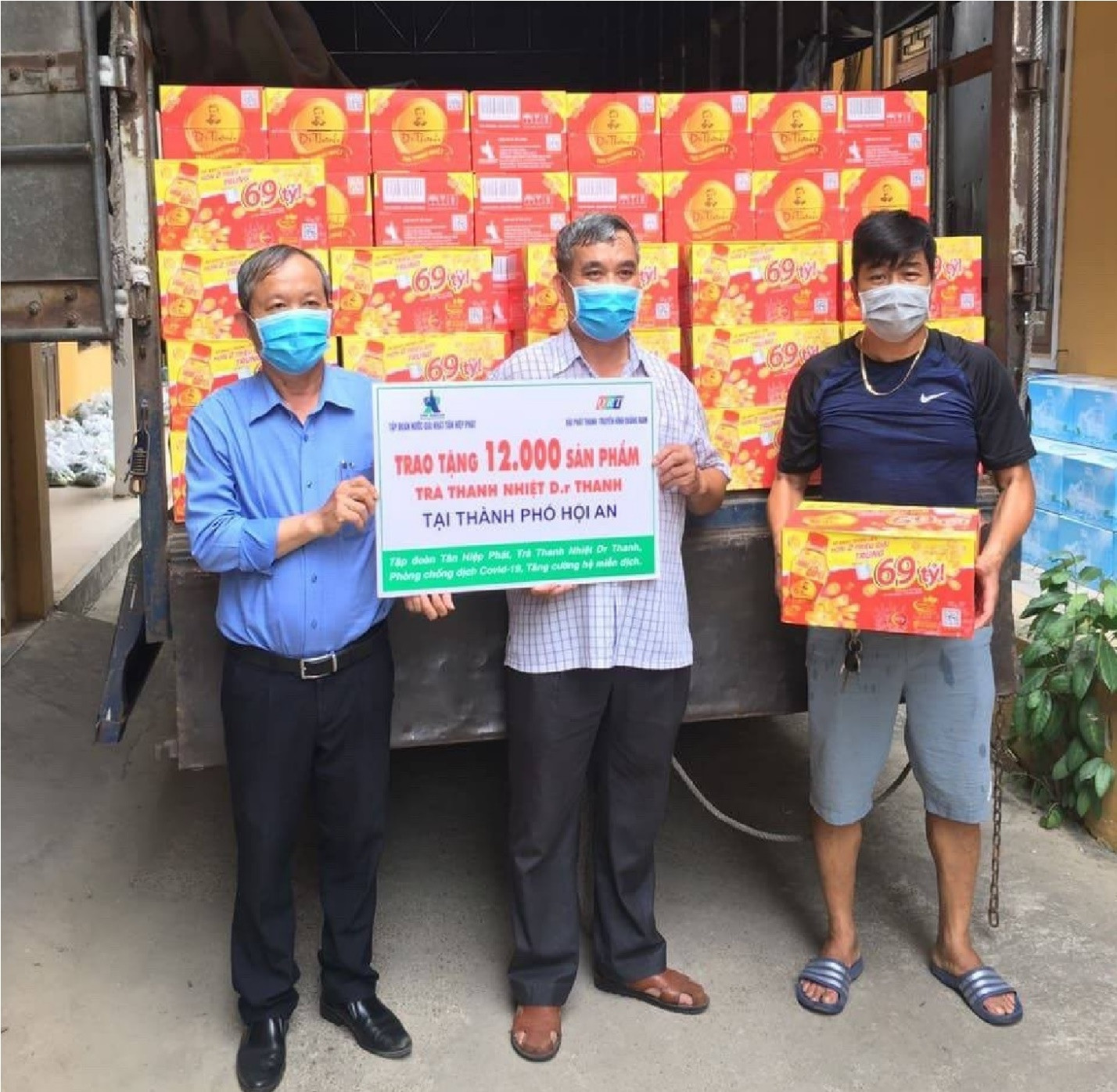 Cùng lúc đó, 12.000 sản phẩm Trà Thanh Nhiệt Dr Thanh khác cũng được trao gửi đến chính quyền, người dân tại thành phố Hội An.