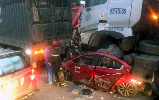 Hiện trường vụ tai nạn kinh hoàng, chiếc xe container 