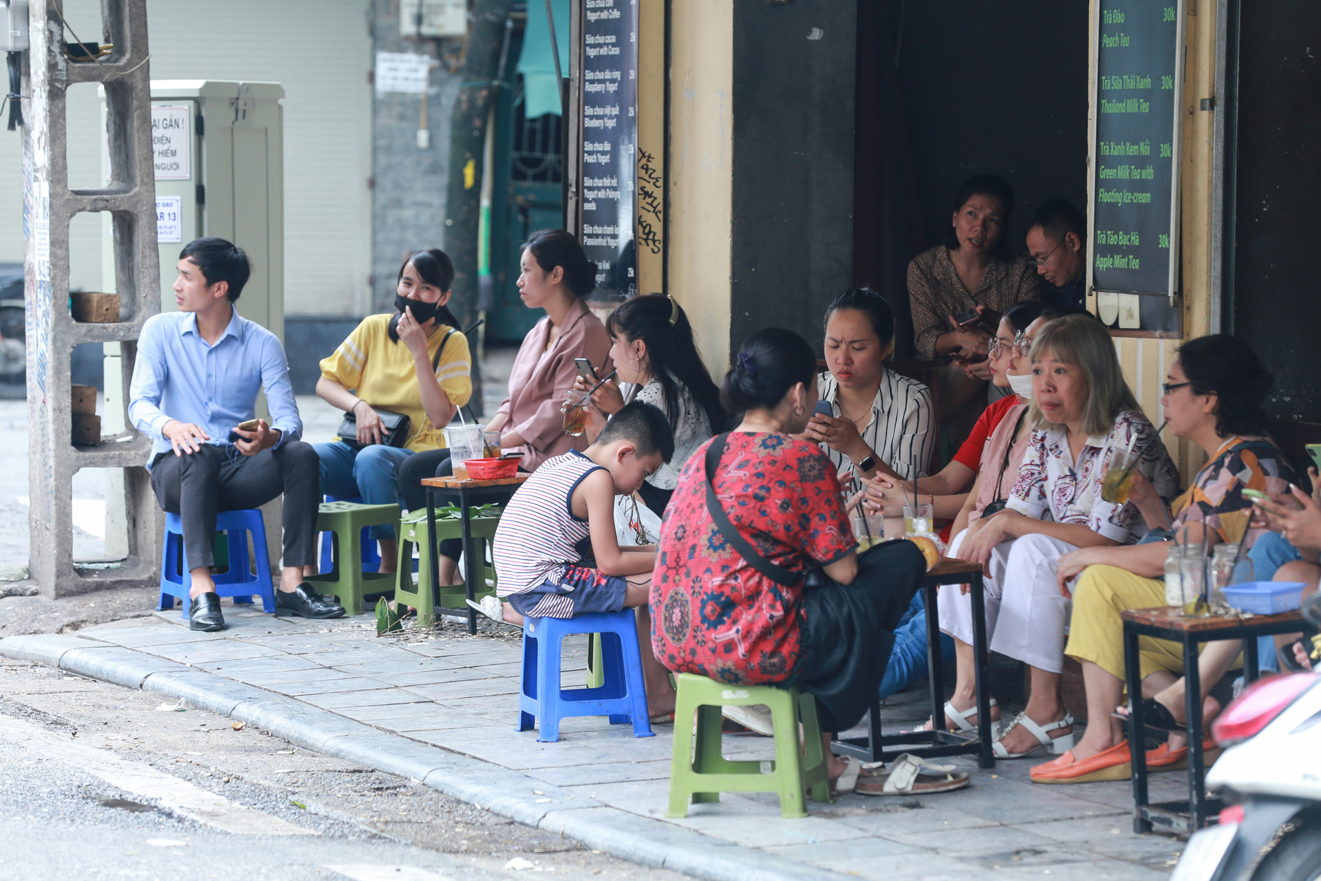 Người dân vẫn ngồi tràn lan ở vỉa hè ăn uống bất chấp tình hình dịch bệnh diễn biến phức tạp. Ảnh: Quang Vinh.