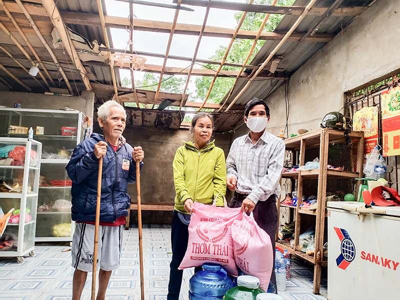 Ông Hồ Văn Bền (phải) trong một lần trao quà cho gia đình có hoàn cảnh khó khăn.