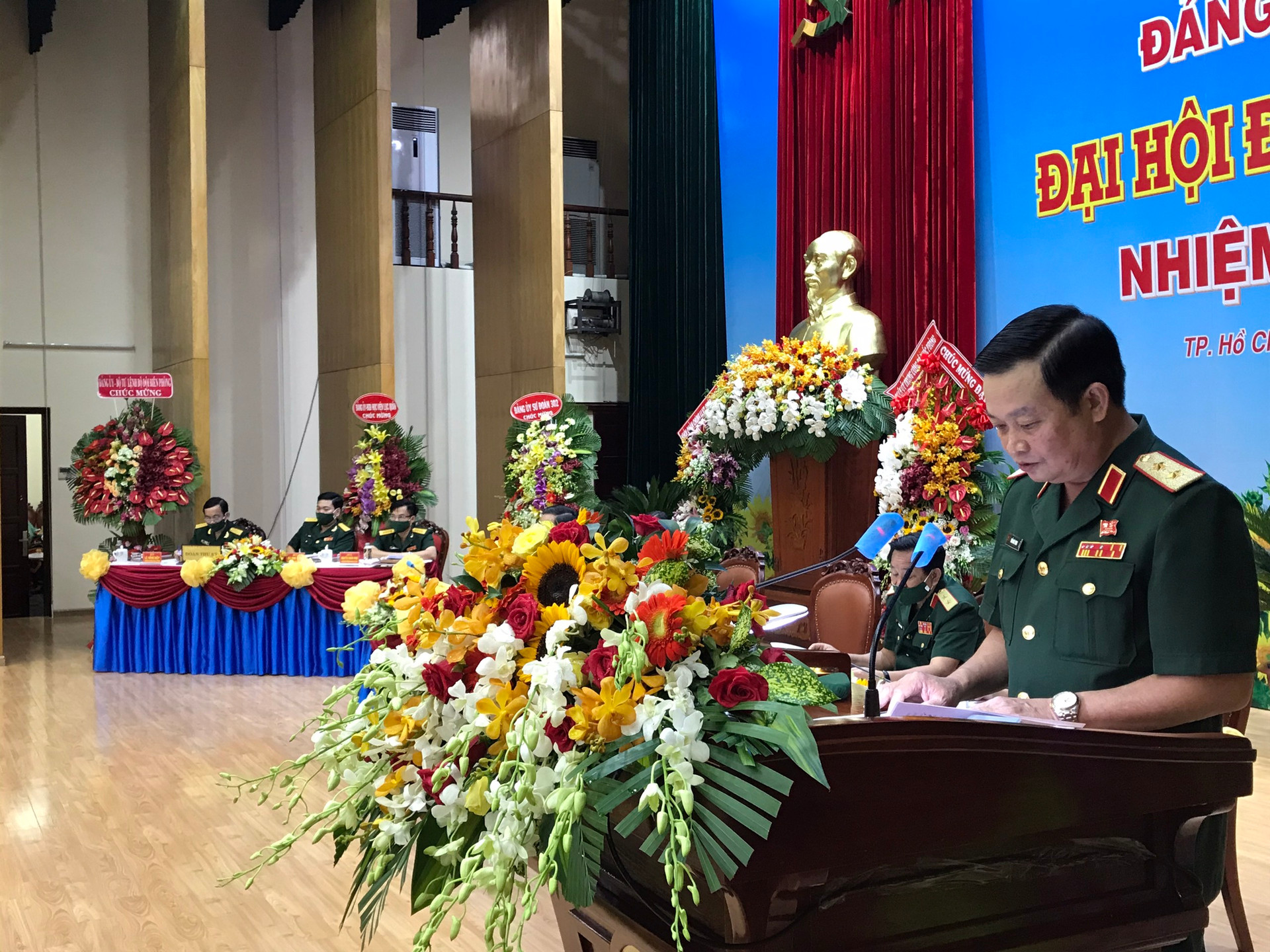 Trung tướng Trần Hoài Trung, Bí thư Đảng ủy, Chính ủy Quân khu 7 phát biểu khai mạc Đại hội. (Ảnh: Hồng Phúc).