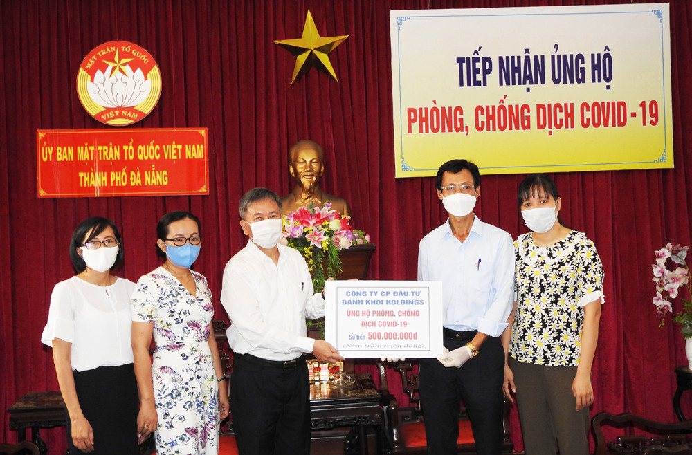 Ông Nguyễn Quang Thanh, Giám đốc Sở TT&TT Đà Nẵng, trao 500 triệu đồng vận động từ doanh nghiệp cho Ủy ban MTTQ Việt Nam TP Đà Nẵng. Ảnh: Thanh Tùng.
