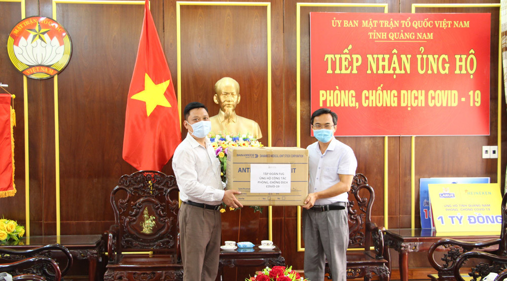 Mặt trận tỉnh Quảng Nam tiếp nhận các vật tư y tế phòng chống dịch Covid-19.