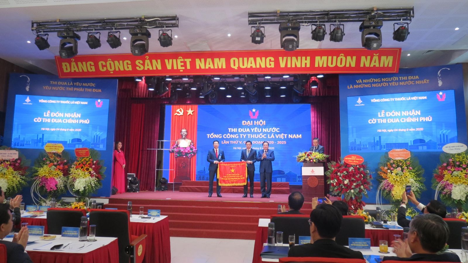 Vinataba đón nhận cờ thi đua của Chính phủ.