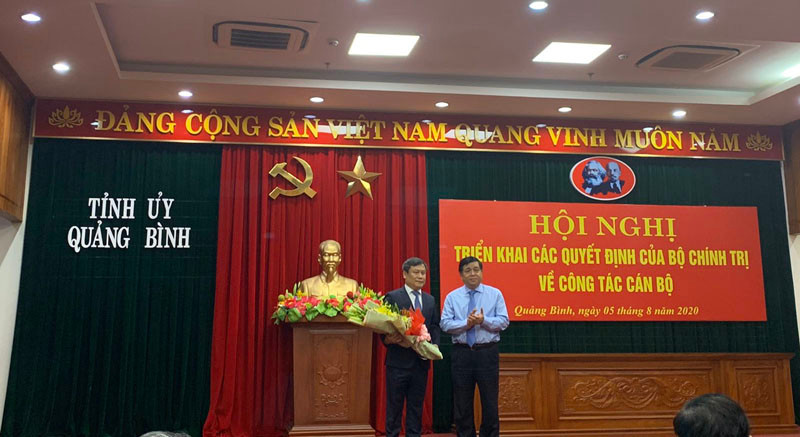 Bộ trưởng Bộ Kế hoạch và Đầu tư Nguyễn Chí Dũng chúc mừng ông Vũ Đại Thắng giữ chức Bí thư Tỉnh ủy Quảng Bình.