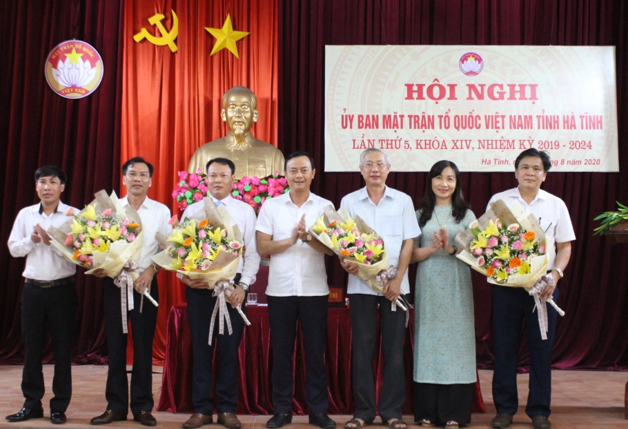 Ban Thường trực Ủy ban MTTQ tỉnh Hà Tĩnh tặng hoa chúc mừng 4 vị ủy viên mới.
