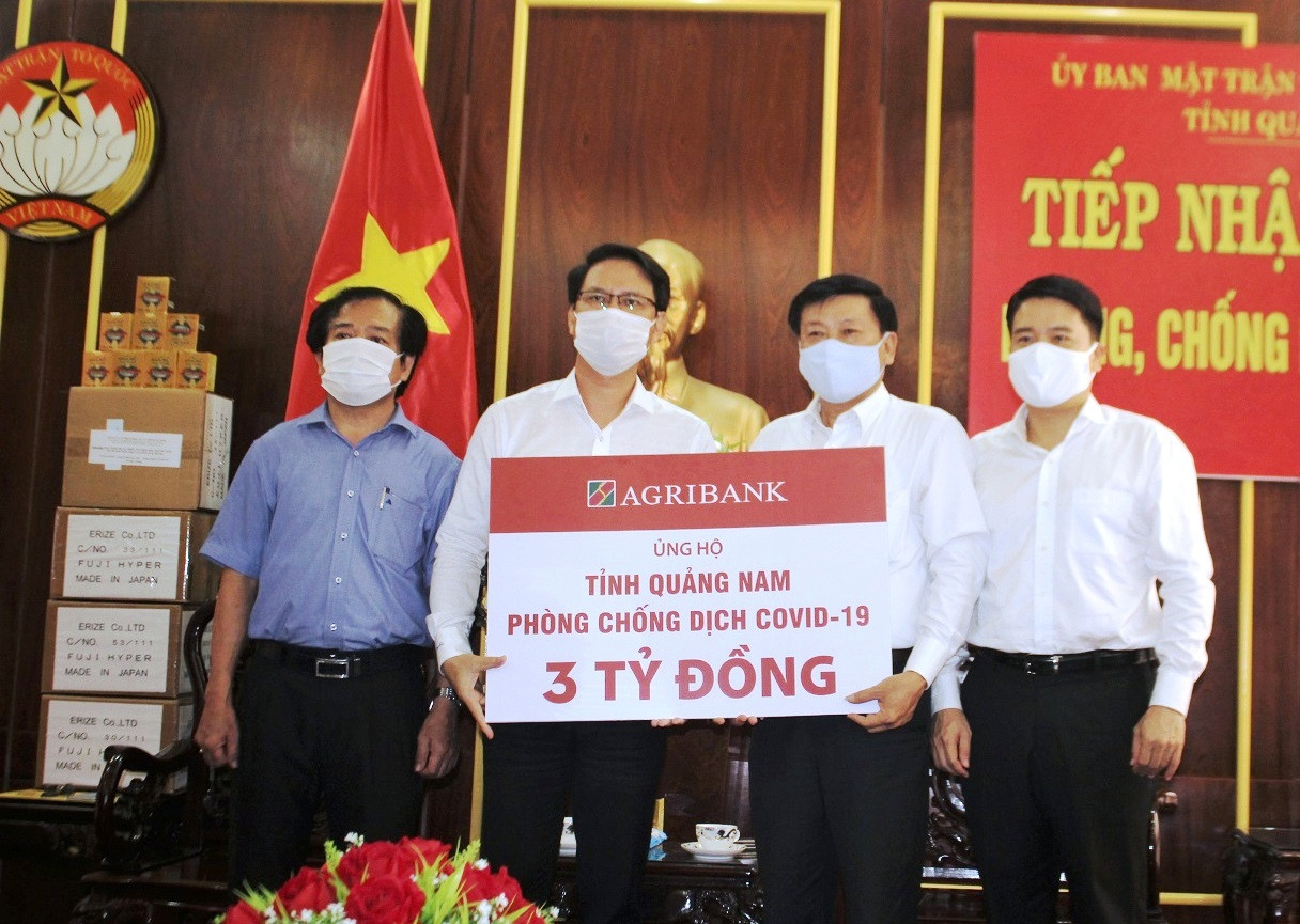 Agribank Chi nhánh Quảng Nam ủng hộ 3 tỷ đồng chống dịch Covid-19.