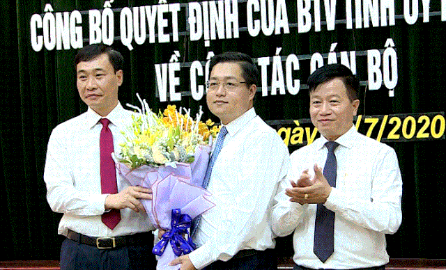 Ông Nguyễn Nhân Chinh (giữa) nhận quyết định điều động làm Bí thư Thành ủy Thành phố Bắc Ninh ngày 22/7 vừa qua.