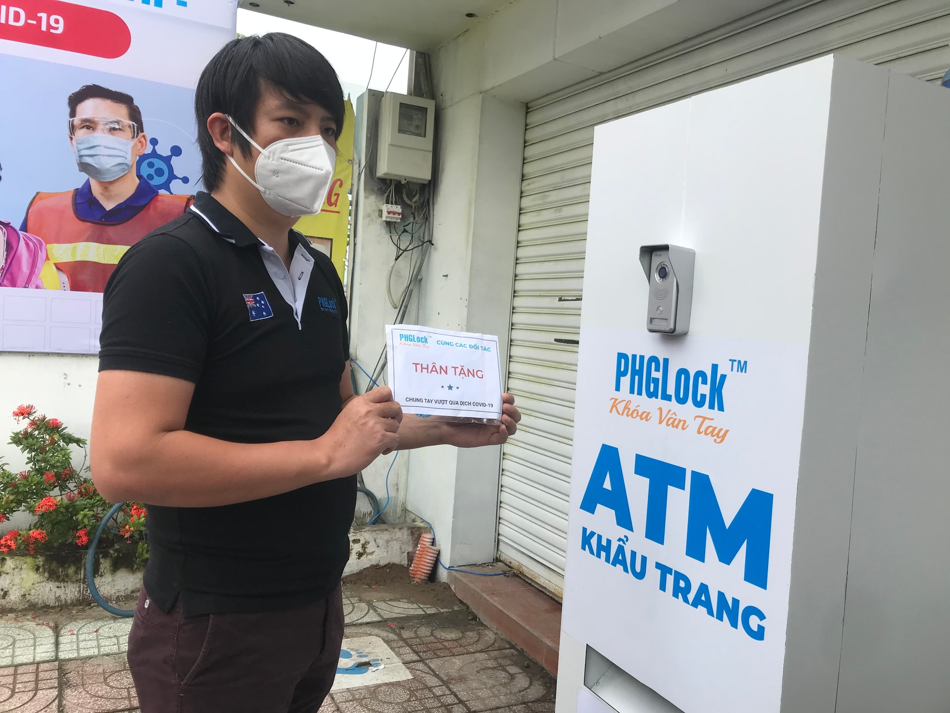 Ông Tuấn bên cây ATM khẩu trang của mình. Ảnh: Đoàn Xá.