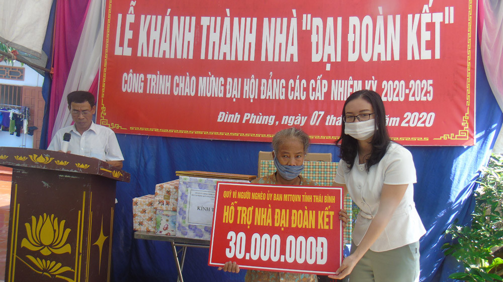  Bà Đặng Thị Chiên, Phó Chủ tịch Uỷ ban MTTQ tỉnh Thái Bình trao tặng nhà “Đại đoàn kết” cho người dân xã Đình Phùng, huyện Kiến Xương.