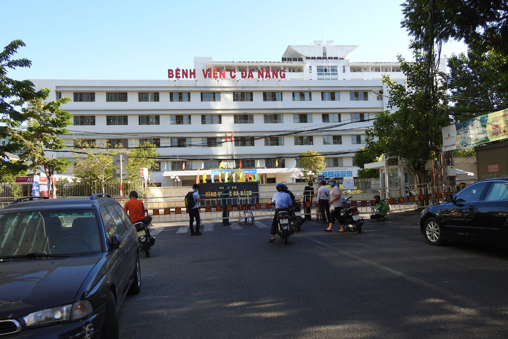 Bệnh viện C Đà Nẵng chính thức được dỡ bỏ phong tỏa, cách ly từ 0 giờ ngày 8/8. Ảnh Thanh Tùng.