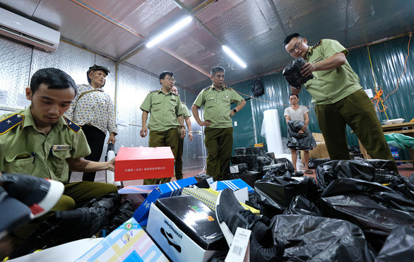 Lực lượng quản lý thị trường bắt giữ kho hàng lậu khủng tại Lào Cai.