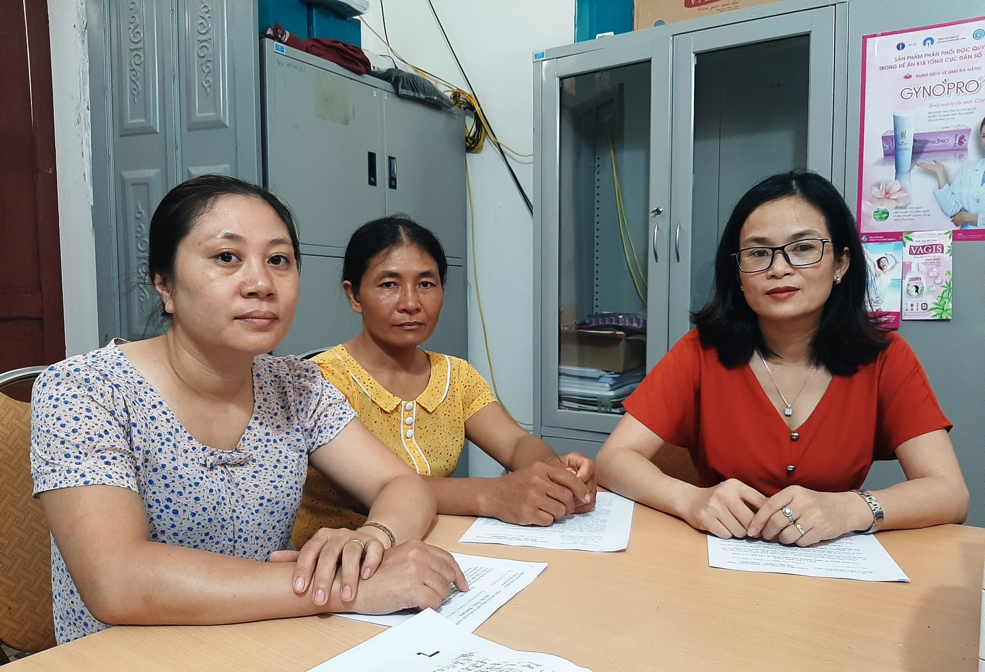 Chị Hoàng Thị Thơm (người ngồi giữa) – cán bộ dân số xã Hoằng Thắng tỏ ra khá hoang mang vì phải dừng công việc đảm nhiệm bấy lâu nay