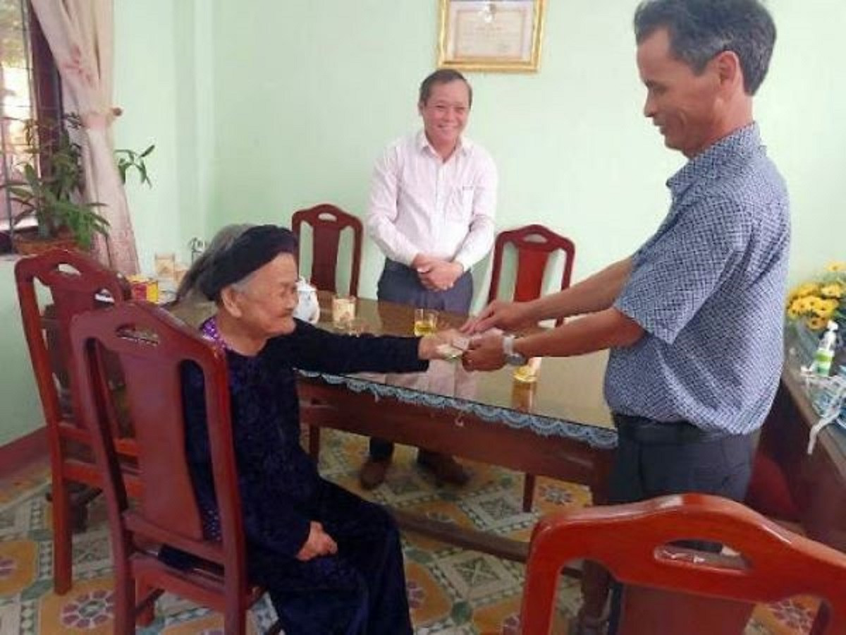 Mẹ VNAH Võ Thị Tẩu trao tiền ủng hộ phòng, chống dịch Covid-19. Ảnh CTV.