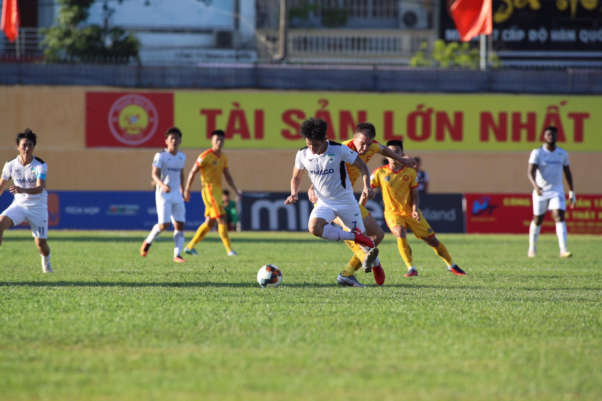 CLB Thanh Hóa lại tiếp tục ở V-League sau khi lãnh đội bị tuýt còi khi xin nghỉ ngang.