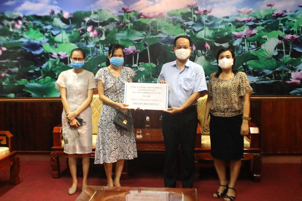 Đại diện công ty Hương Hoàng trao số tiền 100 triệu đồng ủng hộ phòng, chống dịch Covid-19 cho Ủy ban MTTQ Việt Nam tỉnh Quảng Trị.
