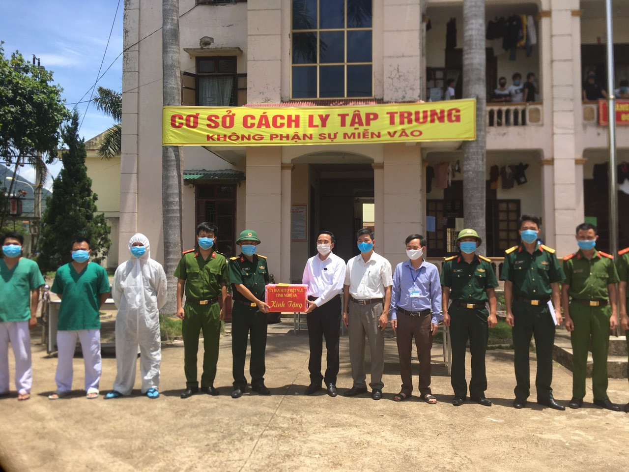 Đại diện Ủy ban MTTQ tỉnh Nghệ An trao tặng quà hỗ trợ cho các điểm cách ly phòng, chống dịch Covid-19.