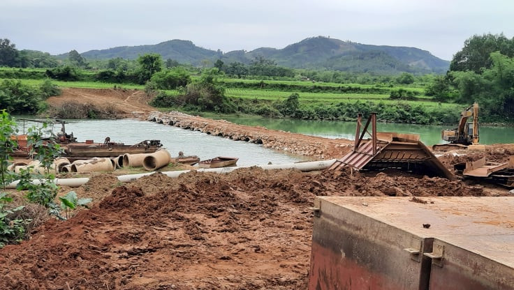 Công ty Khoáng sản Sơn Thủy tự ý ngăn sông, mở đường cho xe chở cát sỏi khiến người dân bất bình.