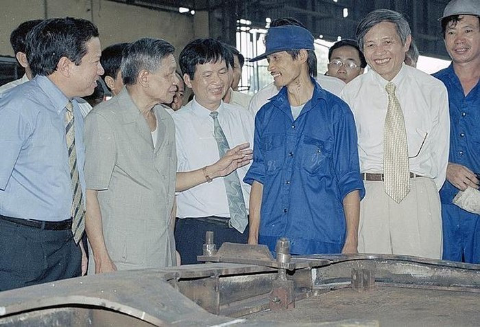Tổng Bí thư Lê Khả Phiêu thăm hỏi công nhân phân xưởng đóng mới, Nhà máy Xe lửa Gia Lâm (ngày 27/8/2000) Ảnh: TTXVN.