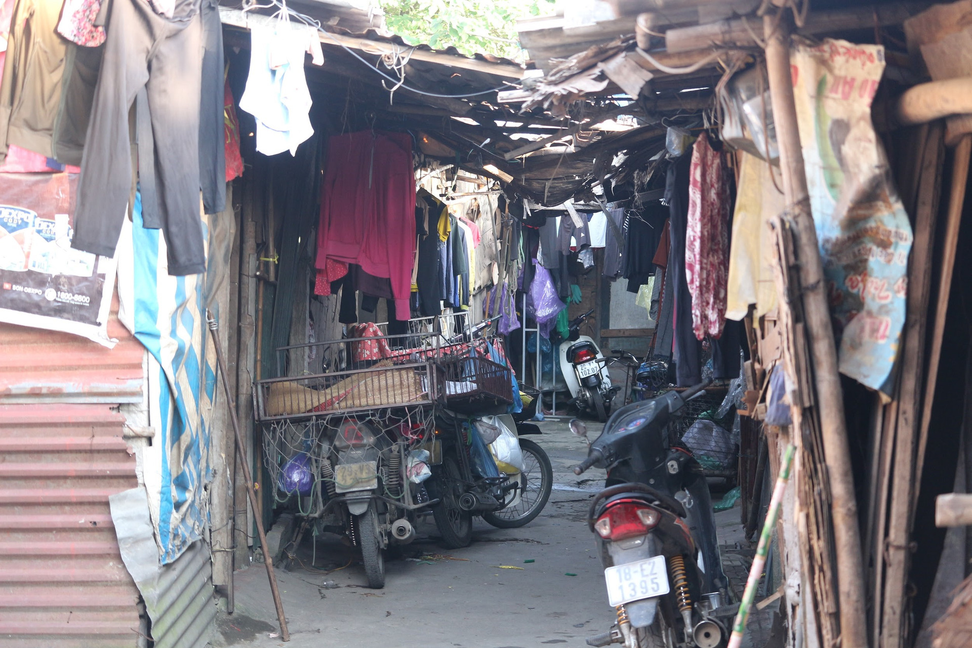Xóm trọ của hàng chục lao động nghèo này thuộc phường Phúc Xá, quận Long Biên chỉ có những ngôi nhà 15-20m2 xây bằng chút bê tông và chắp vá bởi những mảnh tôn thừa.  