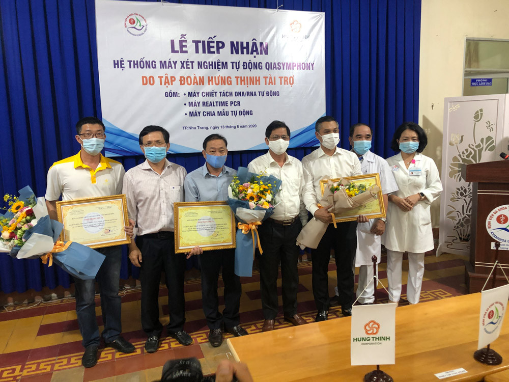 Chủ tịch UBND tỉnh Khánh Hòa tặng hoa và kỷ niệm trương cho các nhà tài trợ (2).JPG