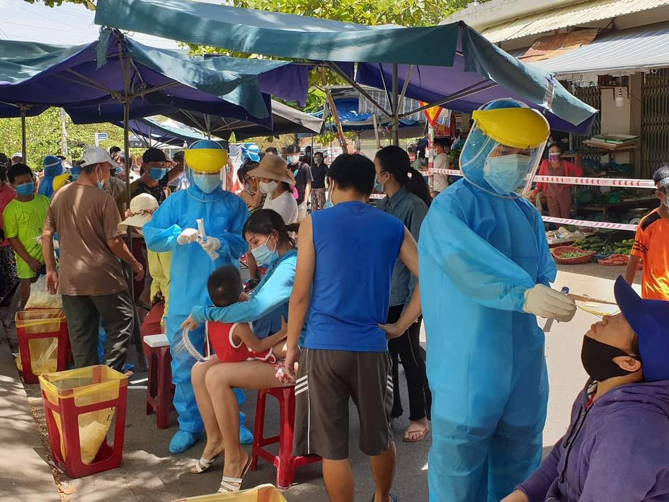 Ngành y tế lấy mẫu xét nghiệm cho các tiểu thương và người dân đi chợ Nại Hiên Đông (quận Sơn Trà, TP Đà Nẵng). Nguồn: Dân trí.