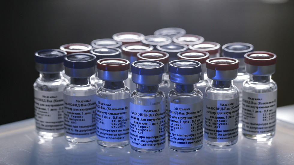  Nga tuyên bố sẽ sử dụng vaccine ngừa Covid-19 mới cho các y bác sĩ tuyến đầu trong vòng 2 tuần lễ. (Nguồn: RT).