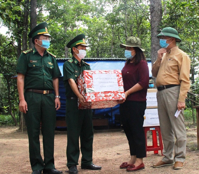 bà H’Yim Kđoh, Phó Chủ tịch UBND tỉnh Đắk Lắk trao quà cho chốt phòng dịch Covid-19 thuộc Đồn Biên phòng Yok Đôn.