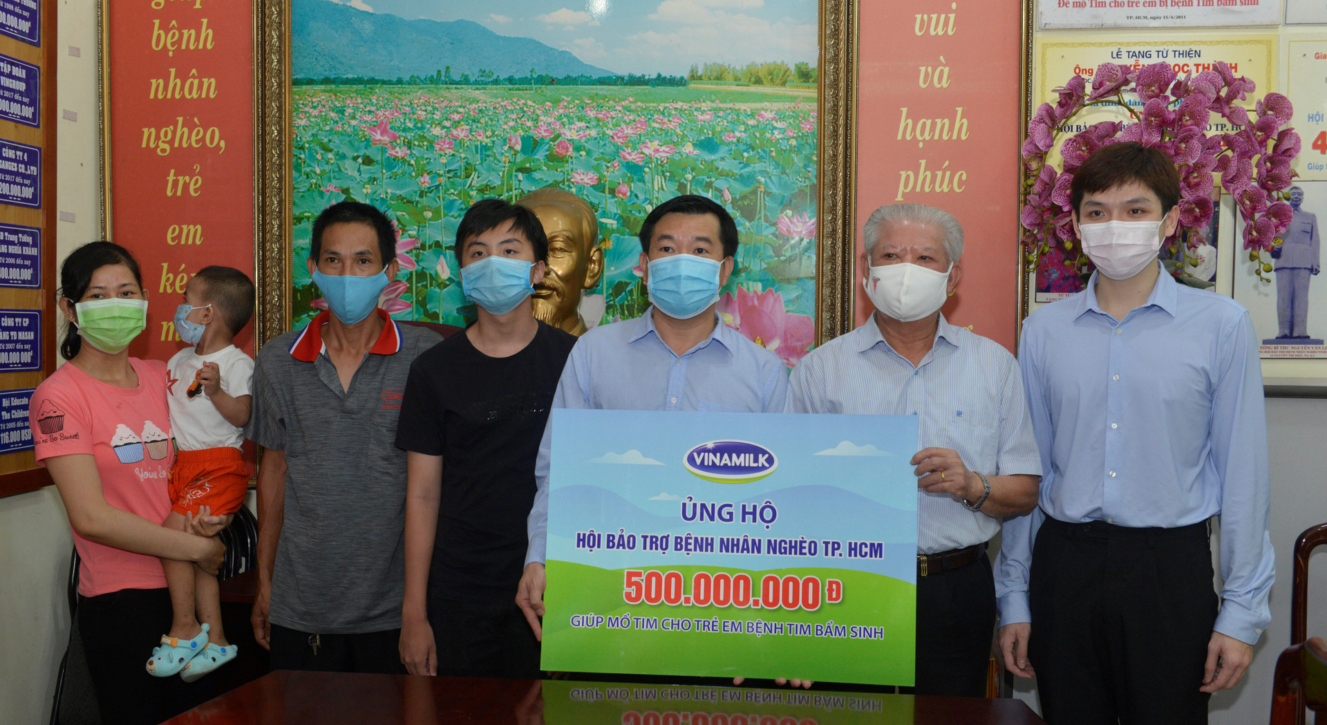 Ông Đỗ Thanh Tuấn, Giám đốc Đối ngoại công ty Vinamilk trao tặng kinh phí mổ tim cho trẻ em có hoàn cảnh khó khăn đến Hội Bảo trợ Bệnh nhân nghèo TP HCM.