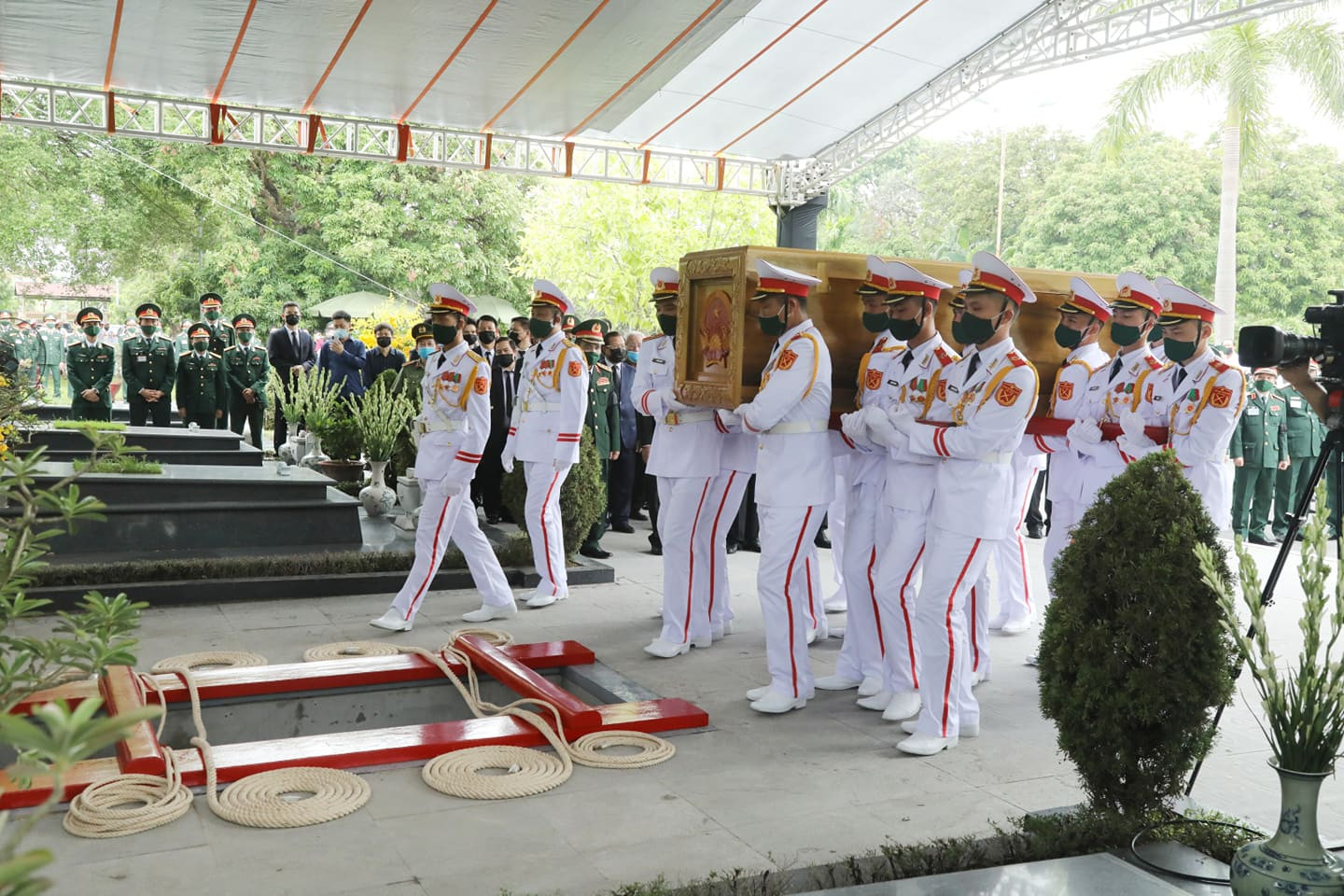 14h05, đội danh dự chuyển linh cữu nguyên Tổng bí thư Lê Khả Phiêu vào vị trí.