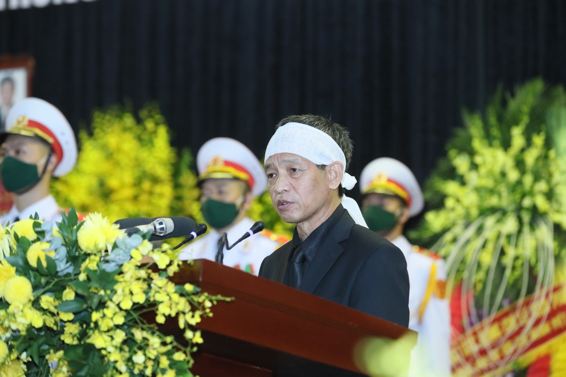 Ông Lê Minh Diễn là con trai nguyên Tổng Bí thư Lê Khả Phiêu thay mặt gia đình đọc lời cảm ơn 