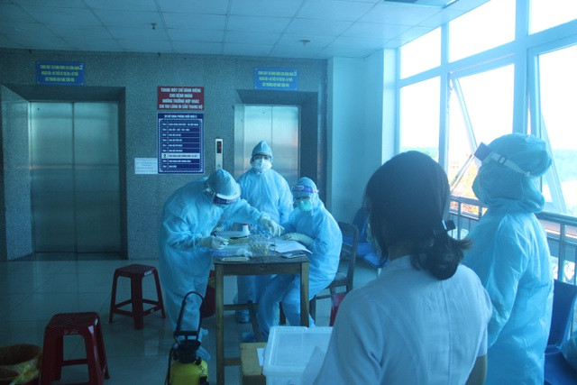 Bệnh viện tỉnh Quảng Trị phong toả khu nhà G và tiến hành lấy mẫu xét nghiệm cho y bác sĩ, bệnh nhân.