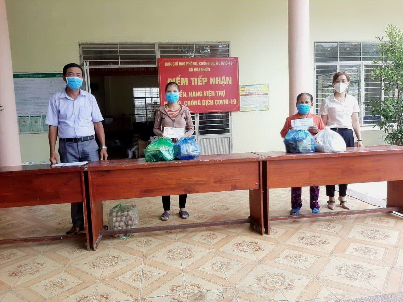 Mặt trận xã Hòa Nhơn (huyện Hòa Vang) trao hỗ trợ cho 146 trường hợp khó khăn do dịch bệnh trên địa bàn. Ảnh Ủy ban MTTQ Việt Nam huyện Hòa Vang cung cấp.
