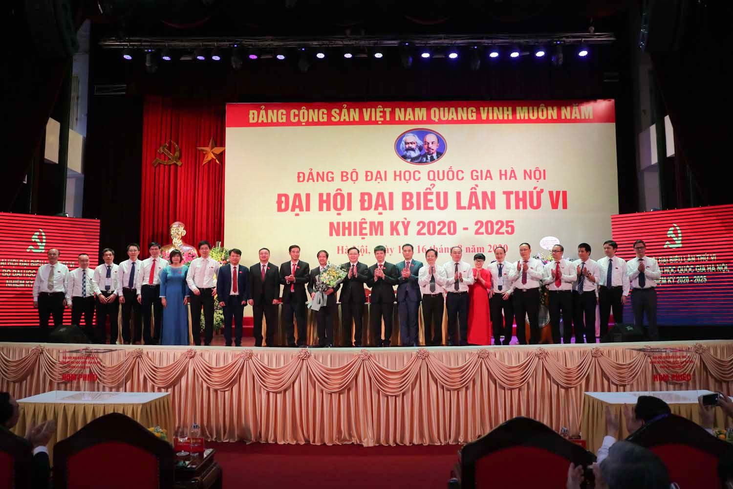 Ban Chấp hành Đảng bộ ĐHQGHN khóa VI ra mắt đại hội.