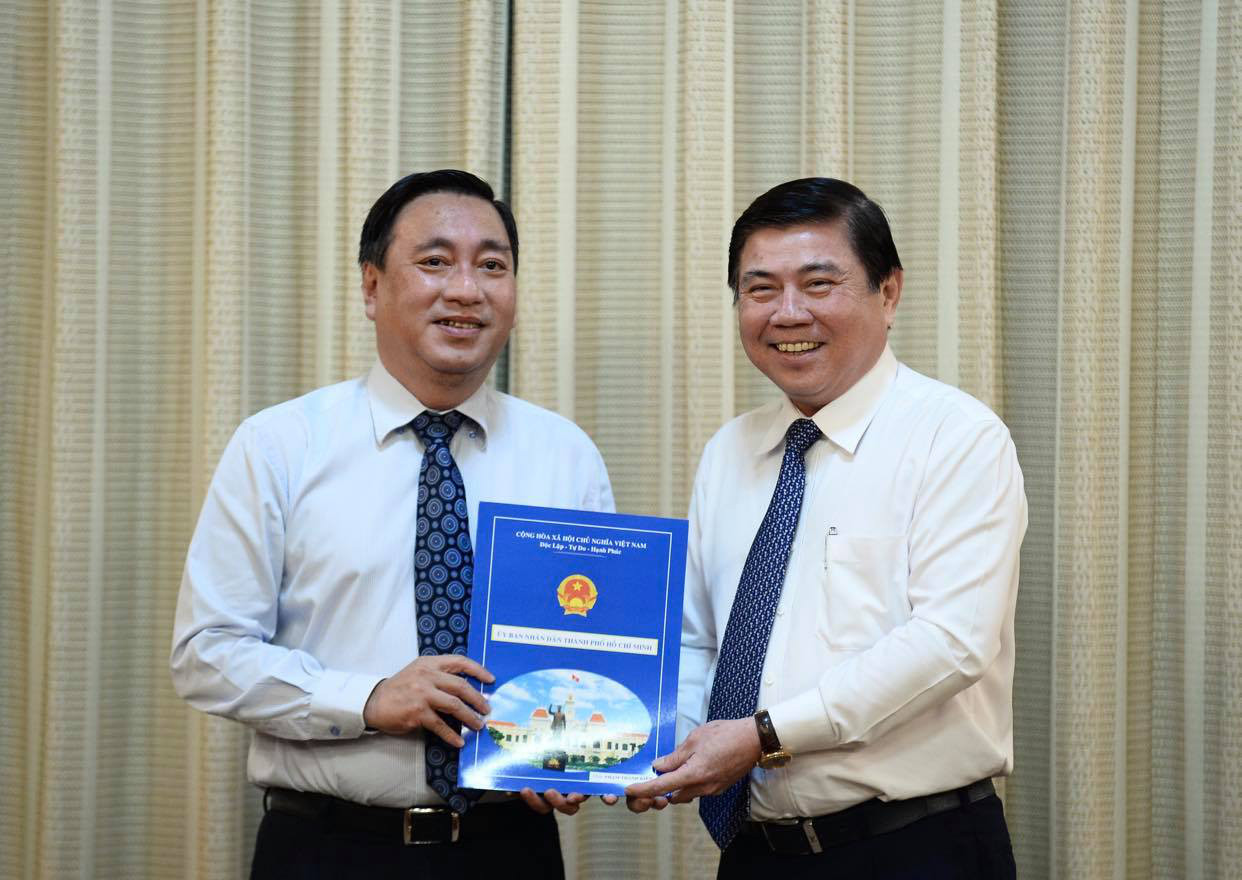 Ông Phạm Thành Kiên (bên trái) được Chủ tịch UBND TPHCM Nguyễn Thành Phong trao quyết đinh công tác cán bộ, điều động từ Sở Công thương TPHCM về Đảng bộ Q.3, vừa tái đắc cử Bí thư quận này.