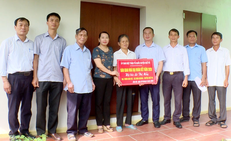 Bàn giao kinh phí hỗ trợ xây mới nhà Đại đoàn kết cho gia đình bà Lê Thị Mẩy.
