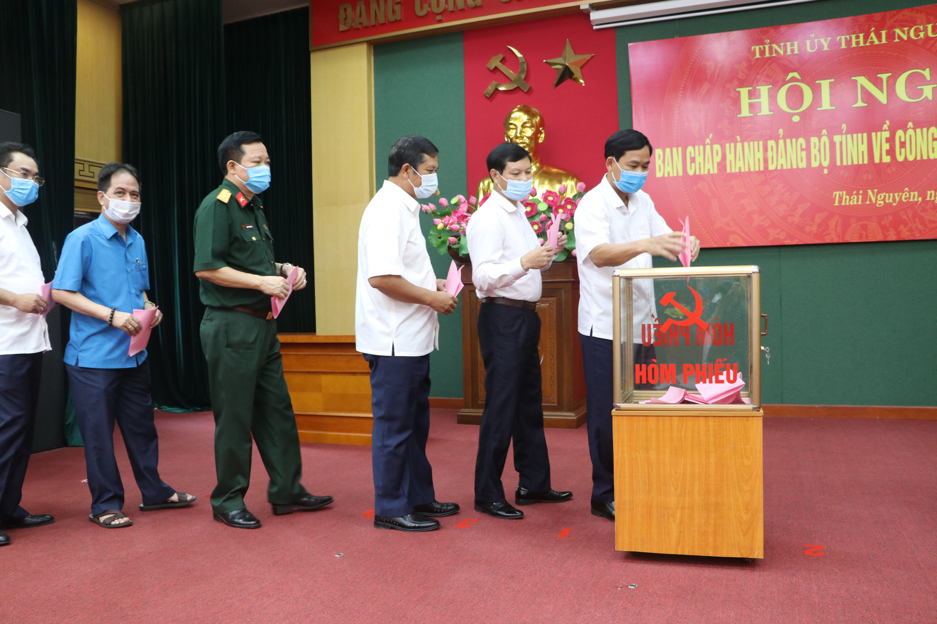 Các đại biểu bỏ phiếu bầu Phó Bí thư Tỉnh ủy Thái Nguyên nhiệm kỳ 2015-2020.