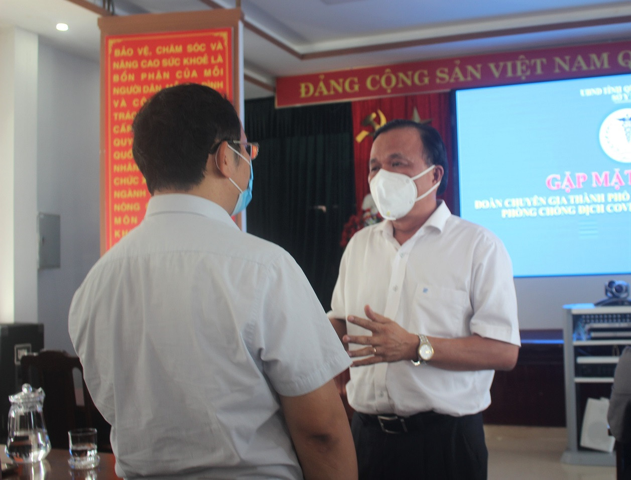 TS Mai Văn Mười thăm hỏi, trò chuyện với Đoàn y, bác sĩ TP Hồ Chí Minh.
