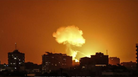 Khói lửa bốc lên sau cuộc không kích do Israel tiến hành nhằm vào các mục tiêu của Hamas tại Dải Gaza tối 18/8/2020. Ảnh: AFP/TTXVN.