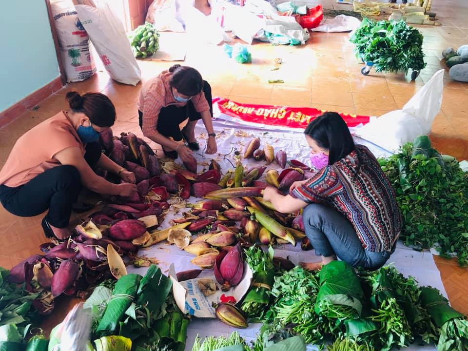 Nhiều loại rau xanh được bà con mang đến ủng hộ cho người dân TP Đà Nẵng.